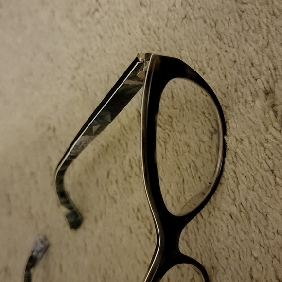 Prescription eyeglasses - Picture 2 of 3